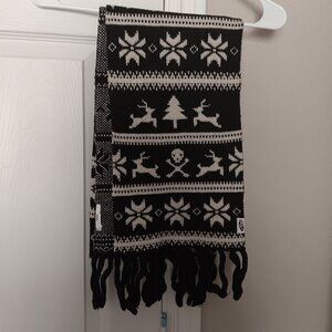 Vans Black & White Skull and Crossbones Reindeer Christmas Knit Scarf
